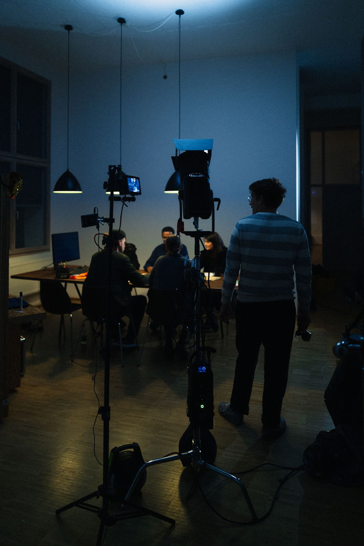 behind the scenes foto imagefilm für stadthelden teambuilding und events. foto von kevin mohr beteiligte: malte brinkmann, oskar piorkowski, lukas spijkermans, anton wagner, anna reichelt, simon schmidt, rafael banasik, jenny wecker, ricarda claßen Locations: mies van der rohe business park, hochschule niederrhein, cuisine m, michael uhlemann, strauss und fischer historische bauwerke, nachbarschaft samtweberei filmproduktion imagefilm krefeld niederrhein