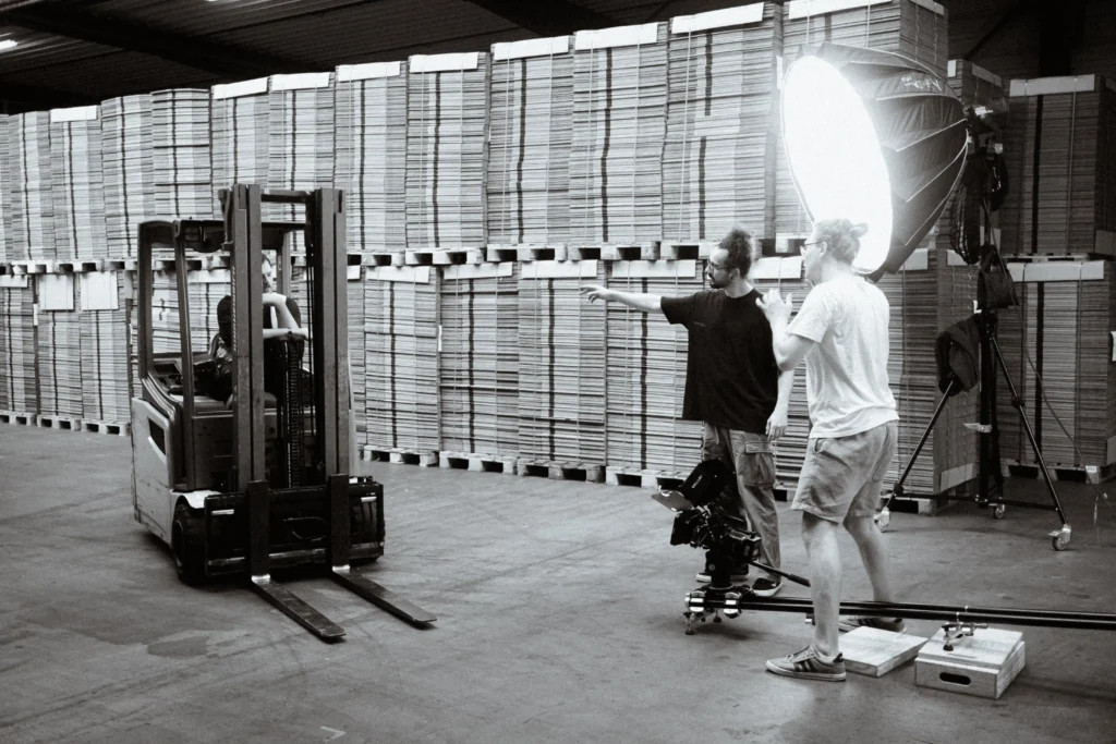 Behind the Scenes einer Szene auf einem Dreh für einen Imagefilm eines Logistikunternehmens. bildmühle. image. film. werbung. logistik. steinweg. marketing. produktion. krefeld. moers. duisburg. düsseldoorf. niederrhein.